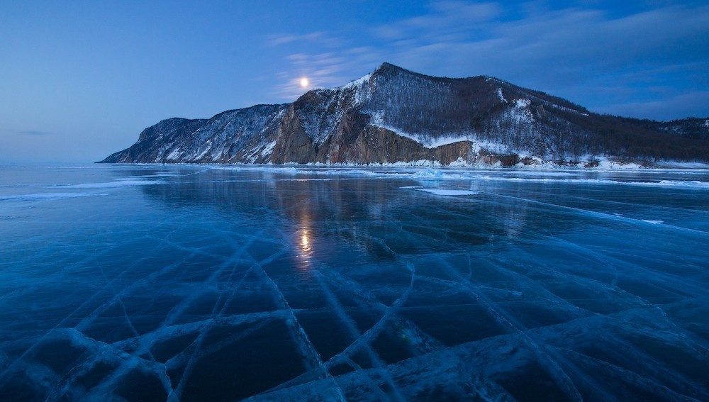 Submarinos rusos encuentran petróleo en el fondo del lago Baikal